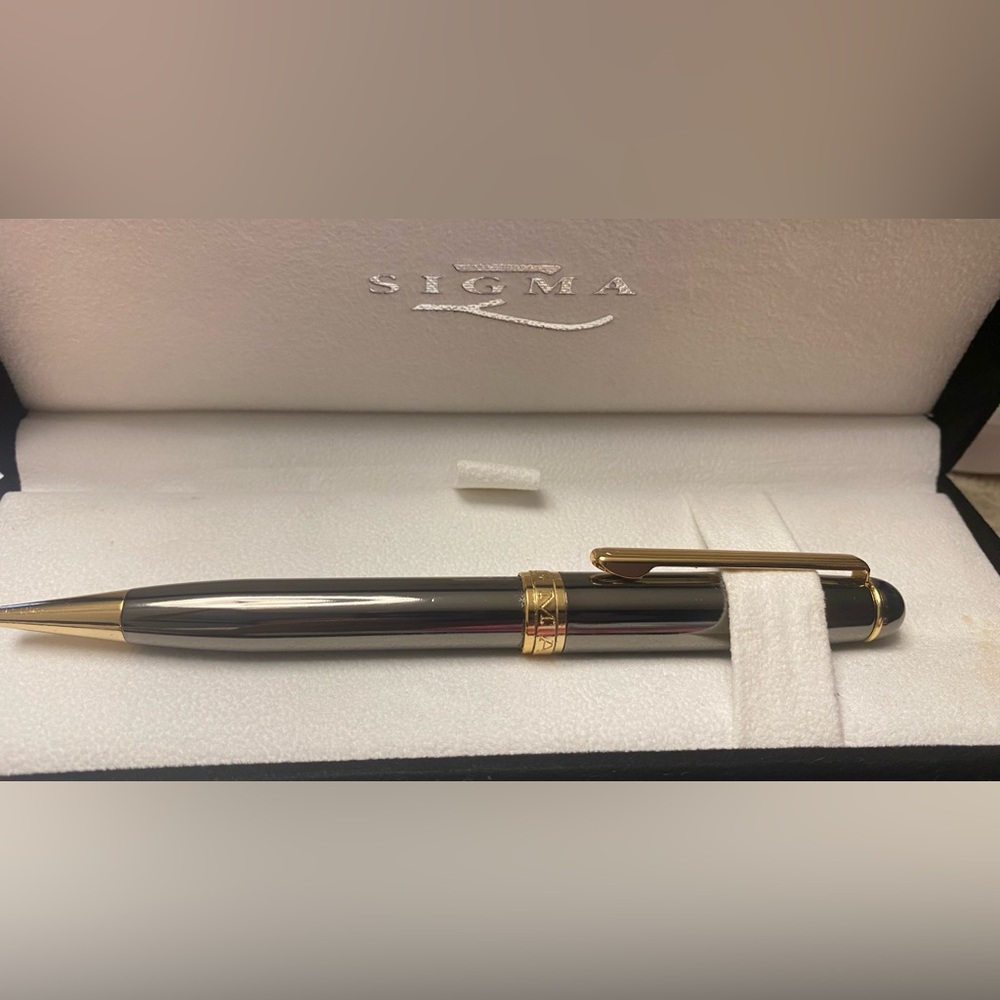 Sigma Beauty Black and Gold Pen
